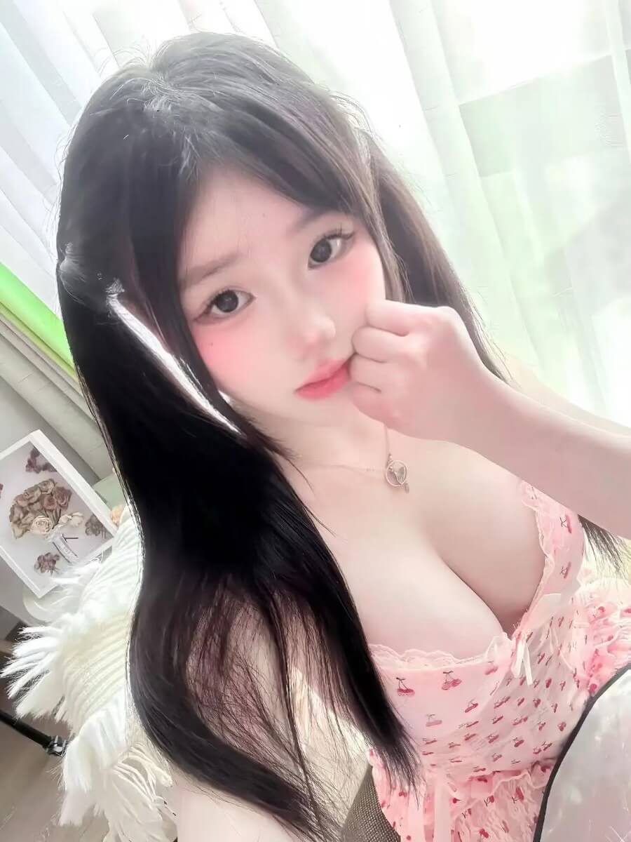 野心坏蛋个人简介|抖音博主写真风格解析|氛围与穿搭特点